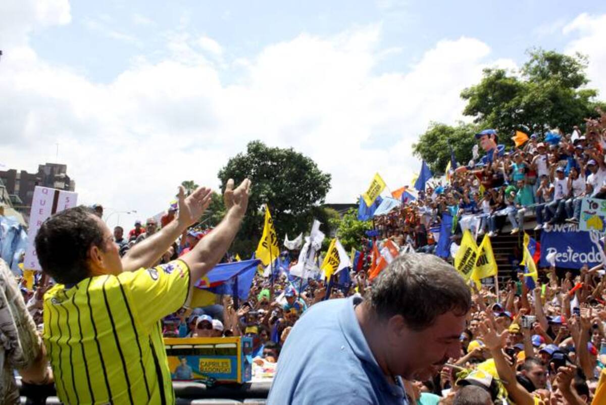 Capriles, realizó el sábado en el estado andino de Táchira un multitudinario acto de cierre de campaña. AFP