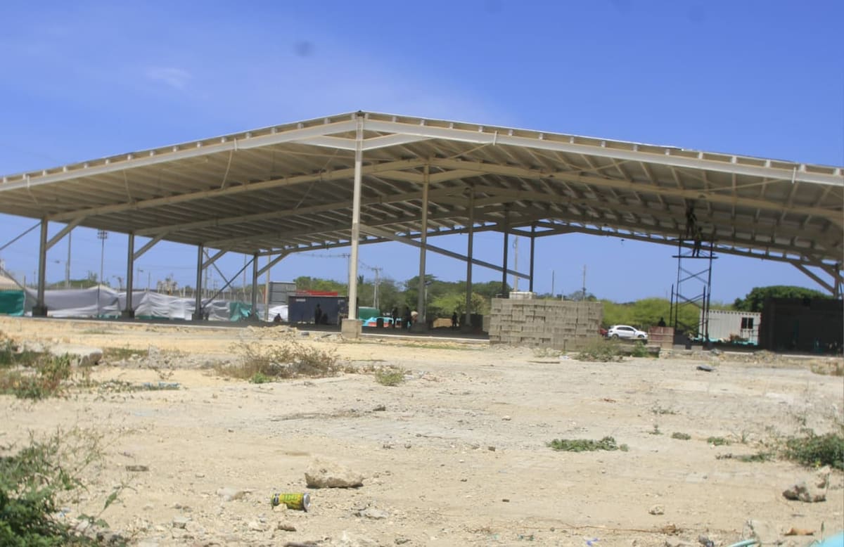 En los lados del Nuevo Chambacú, se construye el hangar donde se guardarán los carrozas eléctricas. // Foto: Julio Castaño.