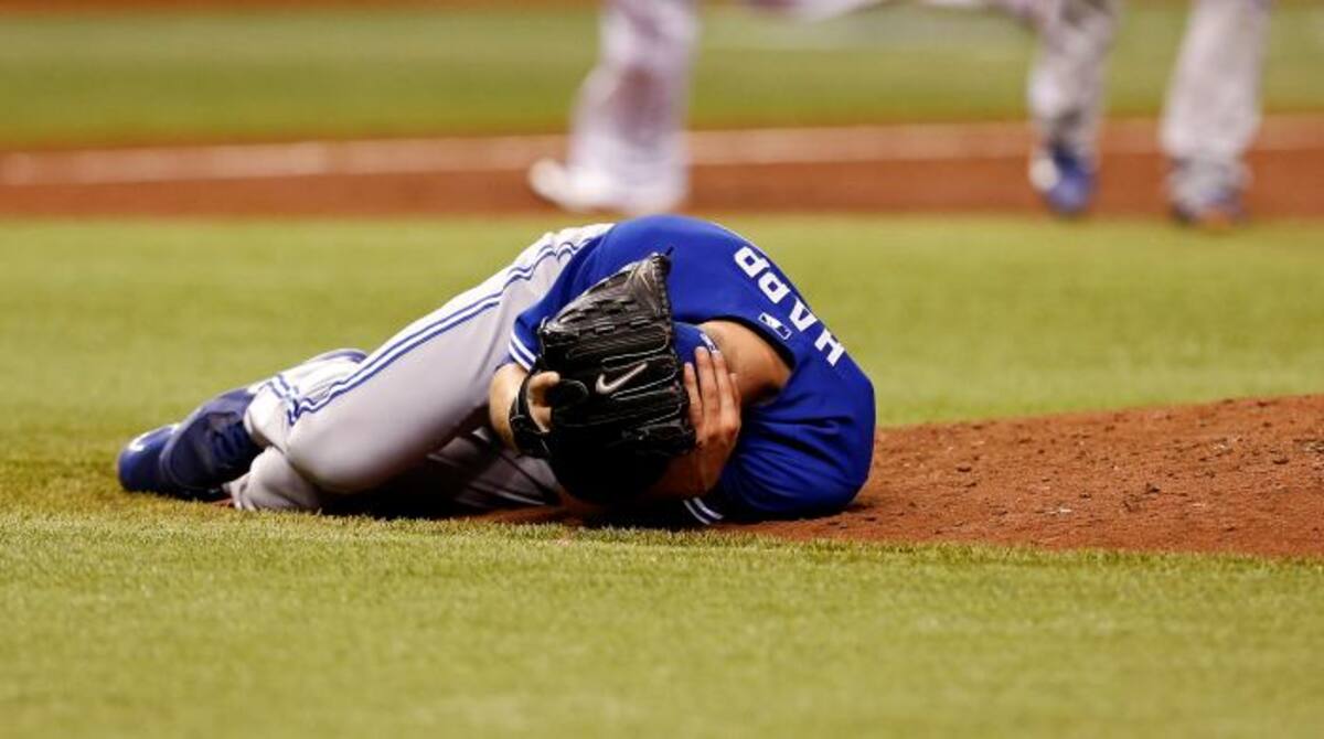 J.A. Happ quedó tendido en el terreno de juego. AP