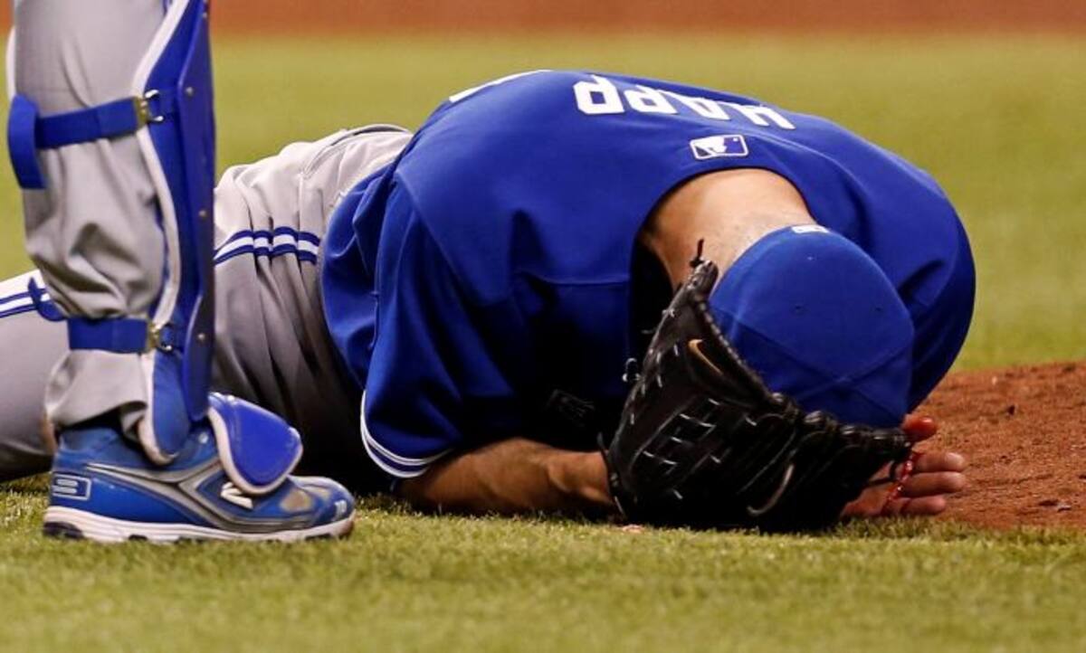 J.A. Happ fue golpeado por una bola en el rostro. AFP