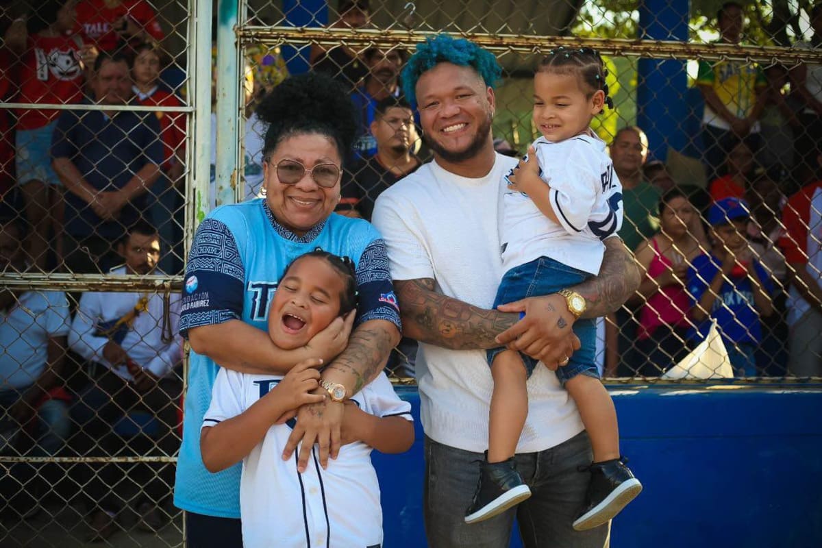 Su mamá, Celina Lemus, y sus hijos: las raíces y el presente de Harold. // Foto: Celina Lemus.
