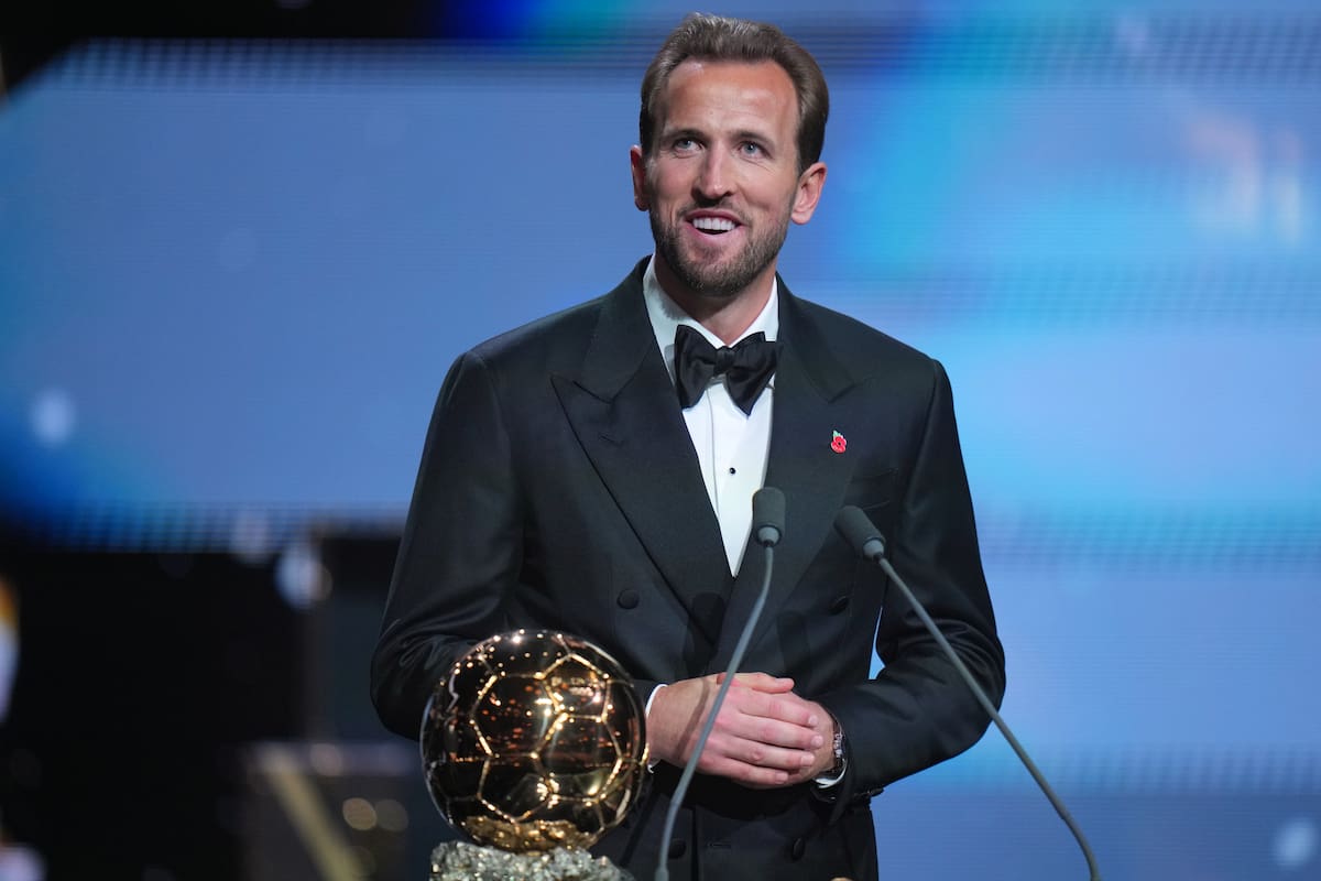 El delantero inglés Harry Kane recibe el Balón de Oro. //Foto, AP: Kin Cheung