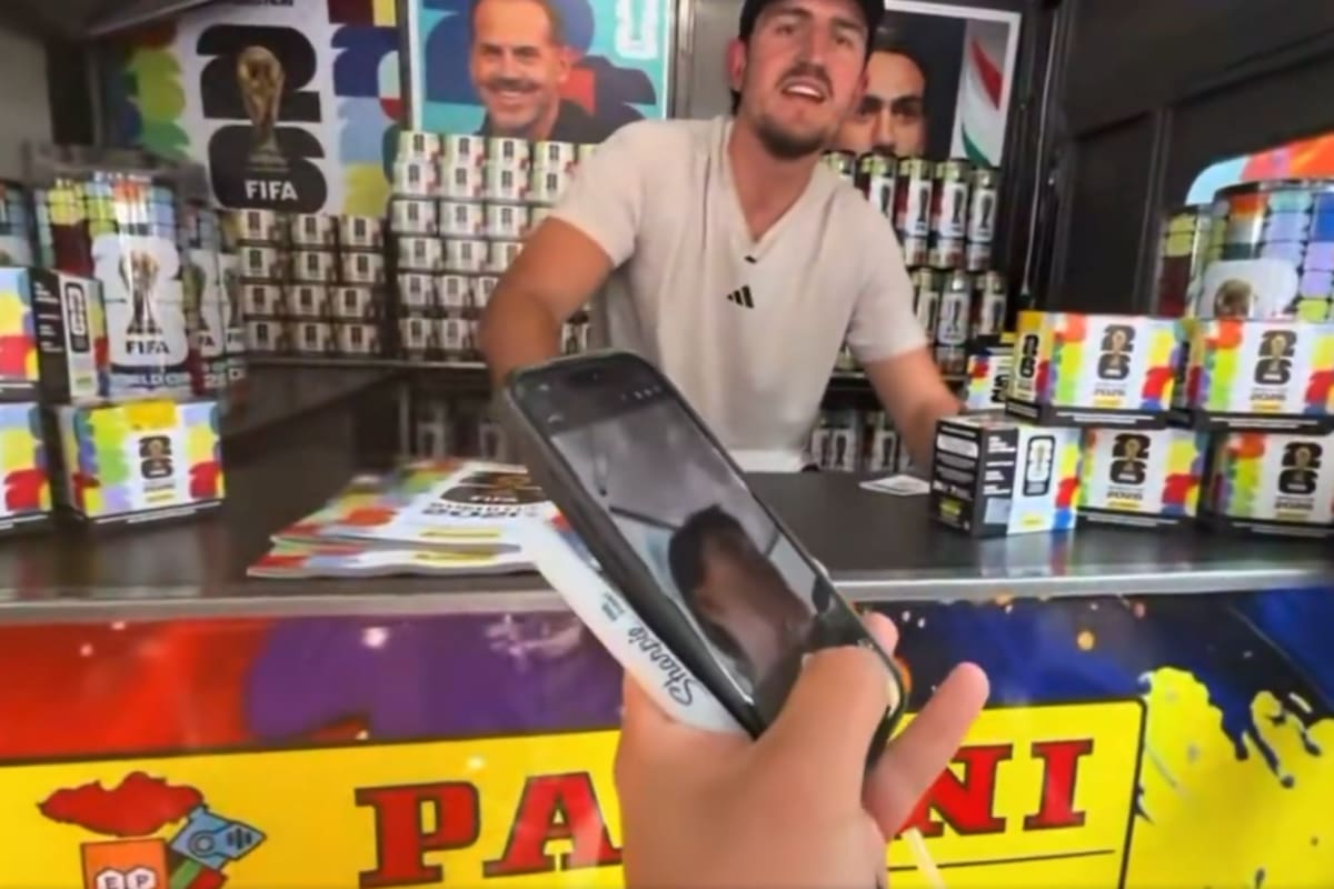 Harry Maguire no fue al Mundial, pero protagonizó viral momento con stickers Panini