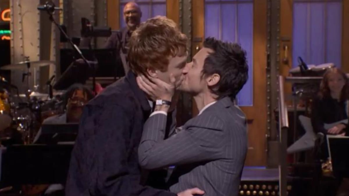Harry Styles se besa con otro hombre. // Captura de video