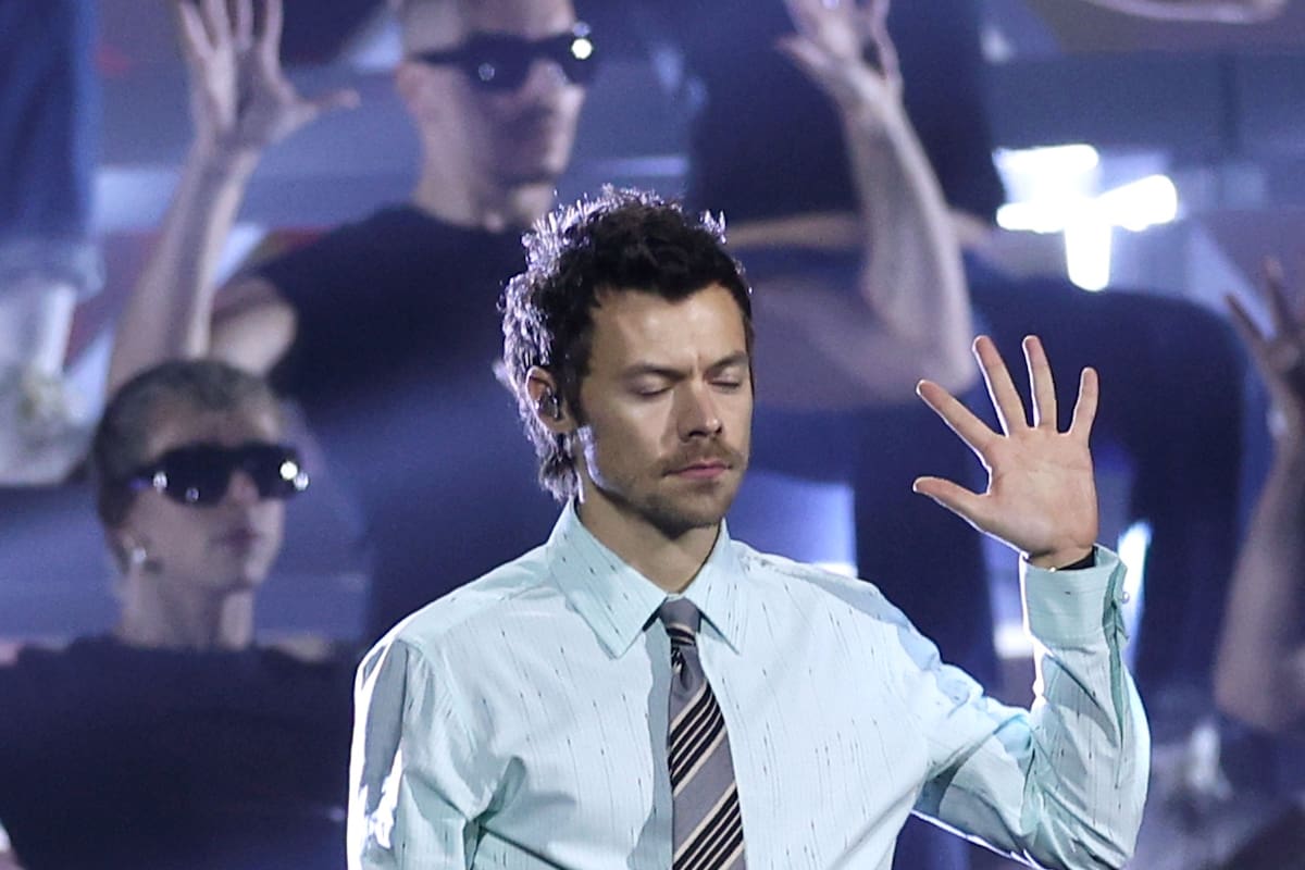Video: ¿qué le pasó a Harry Styles? se desplomó en pleno concierto y preocupó a fans