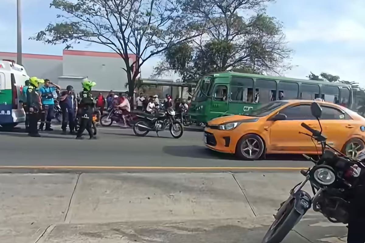 Héctor Beleño murió mientras conducía su moto y fue arrollado por 2 buses