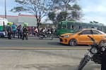 Héctor Beleño murió mientras conducía su moto y fue arrollado por 2 buses