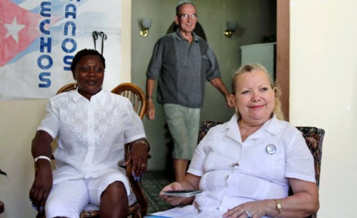 Laura Polan es una de las Damas de Blanco que todos las semanas salen a la calle con un glagiolo en la mana, AP