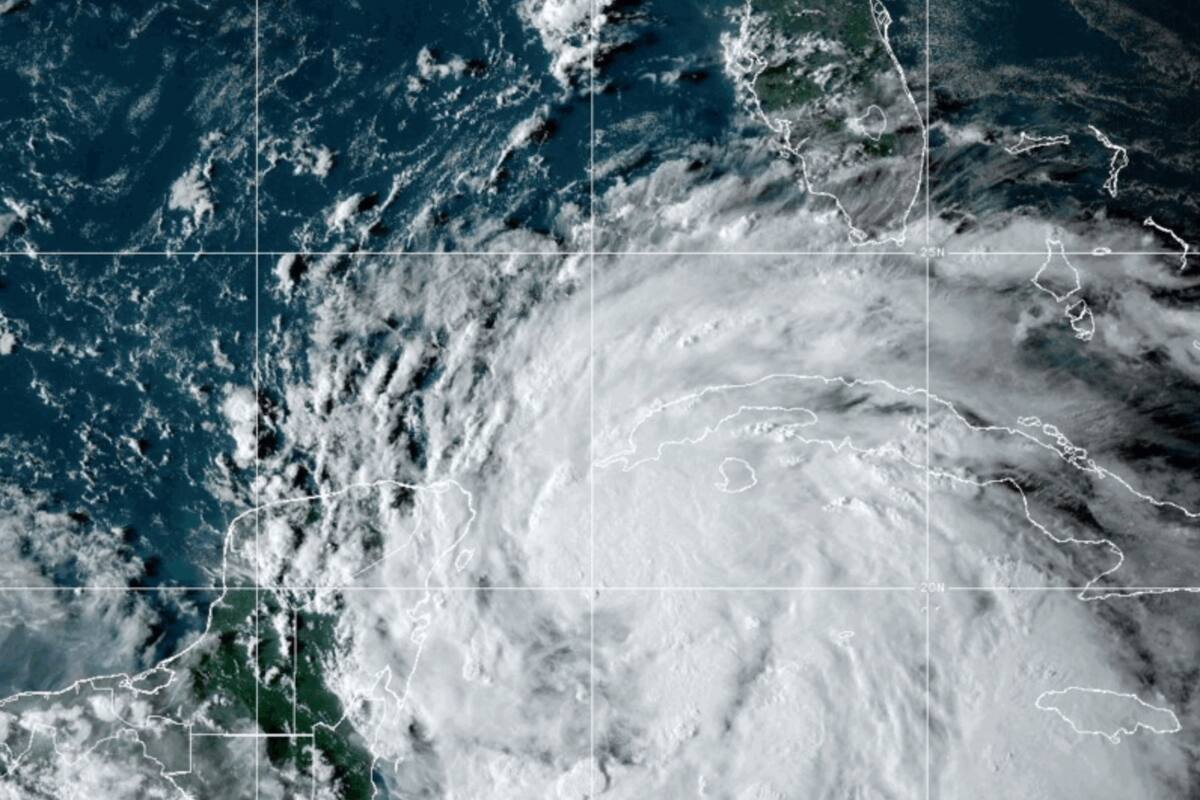 Helene se convierte en huracán en México y alerta a Estados Unidos