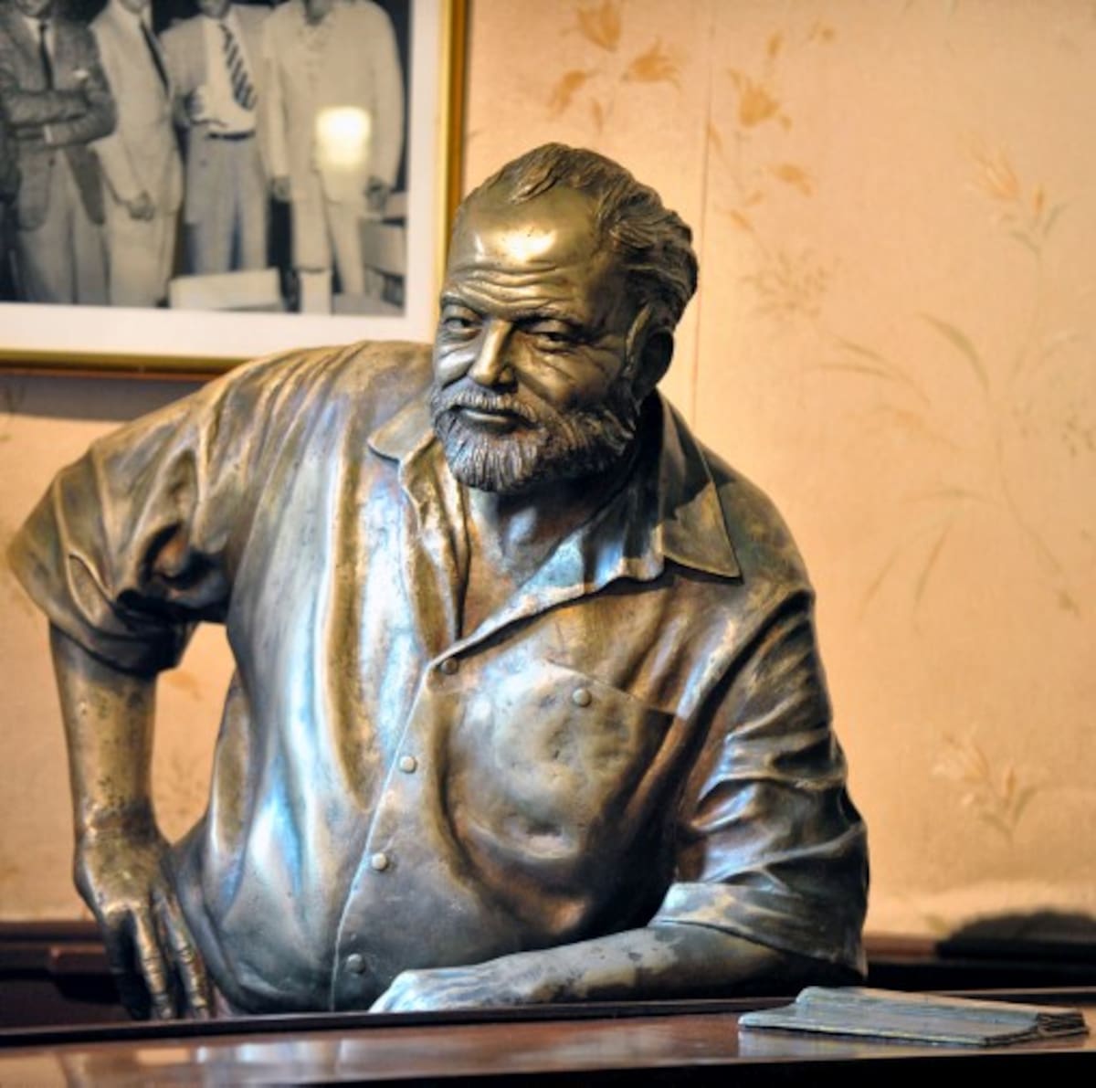 Apoyado en la barra, un Hemingway de bronce inmortaliza en El Floridita al asiduo visitante para quien se creó un daiquiri especial. AFP ADALBERTO ROQUE