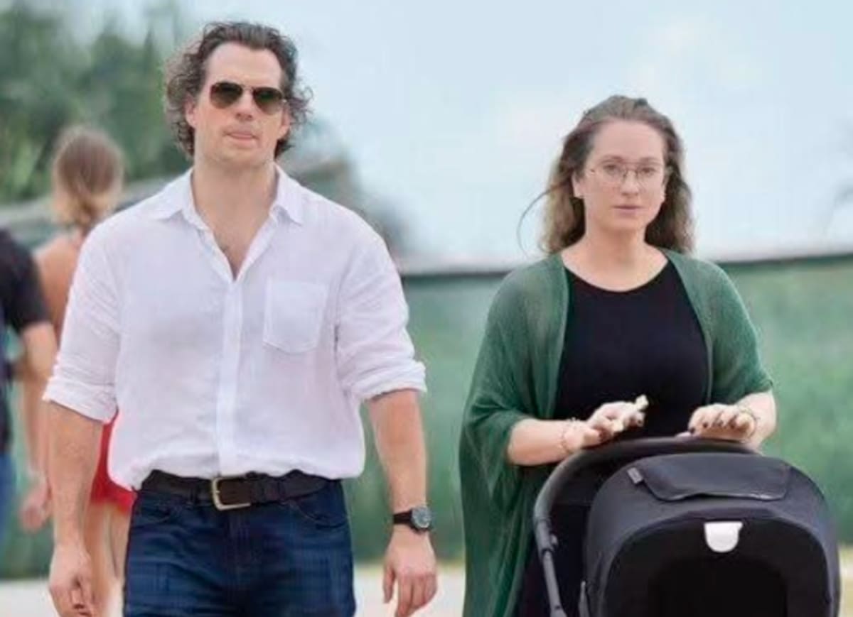 Henry Cavill junto a su pareja y el coche del bebé. //Foto: tomada de internet.