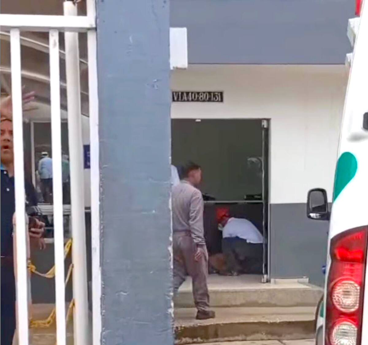 Momento en que el obrero resulto herido, tras explotar un tanque de almacenamiento en una empresa que fabrica omega 3, es atendido por paramédicos que llegaron al sitio.//Cortesía.