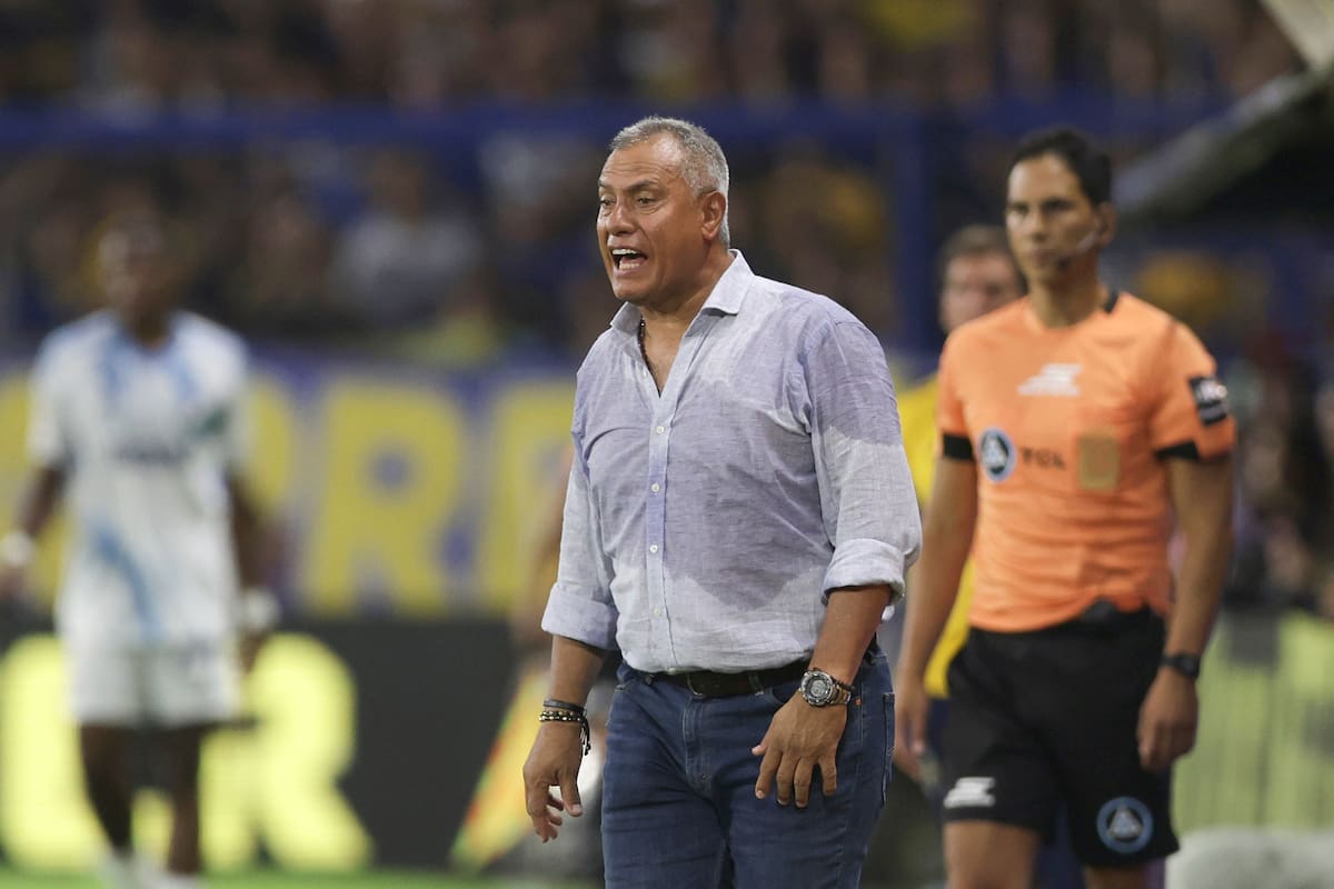 AMDEP410. BOGOTÁ (COLOMBIA), 29/01/2026.- Fotografía de archivo del 14 de enero de 2026 que muestra al entrenador de Millonarios, Hernán Torres, en Buenos Aires (Argentina). El club colombiano Millonarios destituyó a su técnico, Torres, luego de caer anoche 2-1 ante el Deportivo Pasto, su tercera derrota consecutiva en el Torneo Apertura colombiano, resultados que lo tienen en el fondo de la tabla. EFE/ Adán González/ ARCHIVO