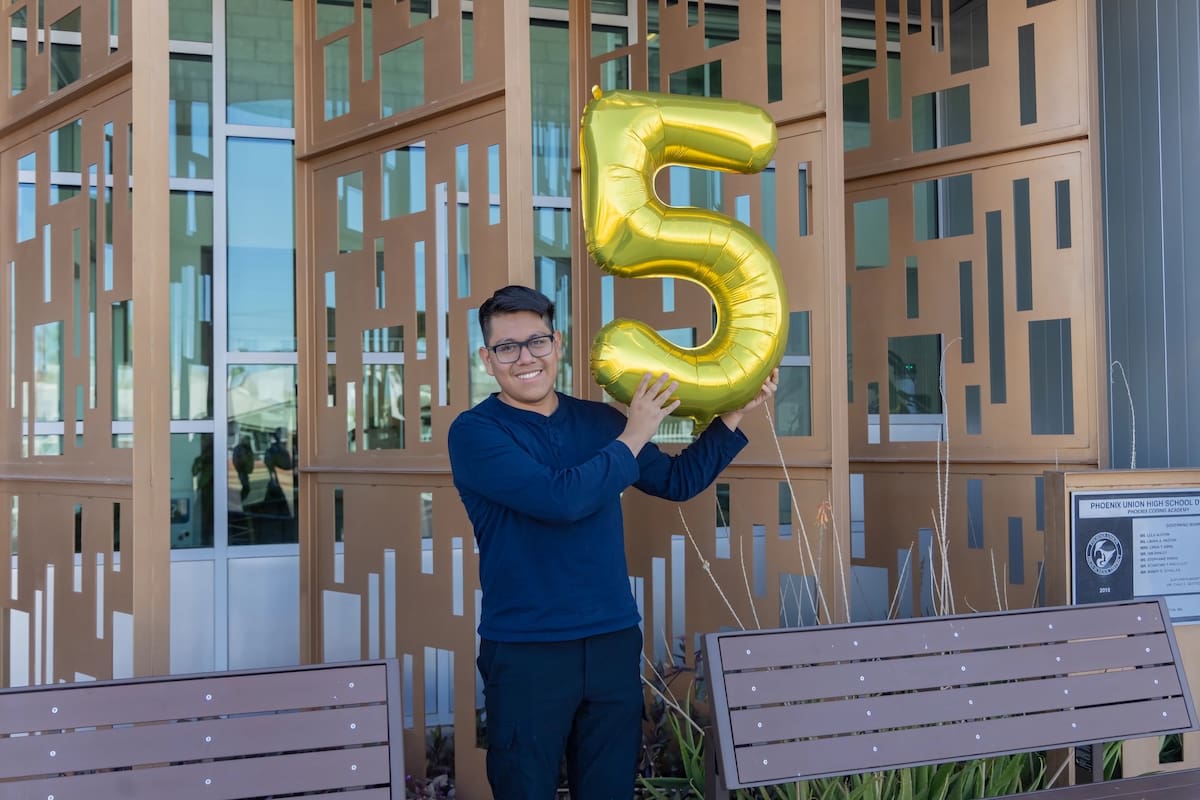Hijo de inmigrantes latinos logra ser admitido en 49 universidades de Estados Unidos