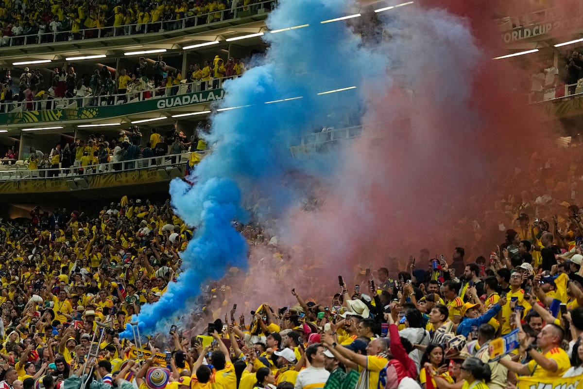 Se enciende una bengala en las gradas tras el partido de fútbol del Grupo K de la Copa del Mundo entre Colombia y el Congo. //Foto, AP: Natacha Pisarenko
