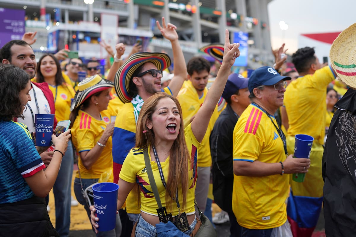 Los aficionados colombianos en el debut de la Selección Colombia en el Mundial. //Foto, AP: Eduardo Verdugo