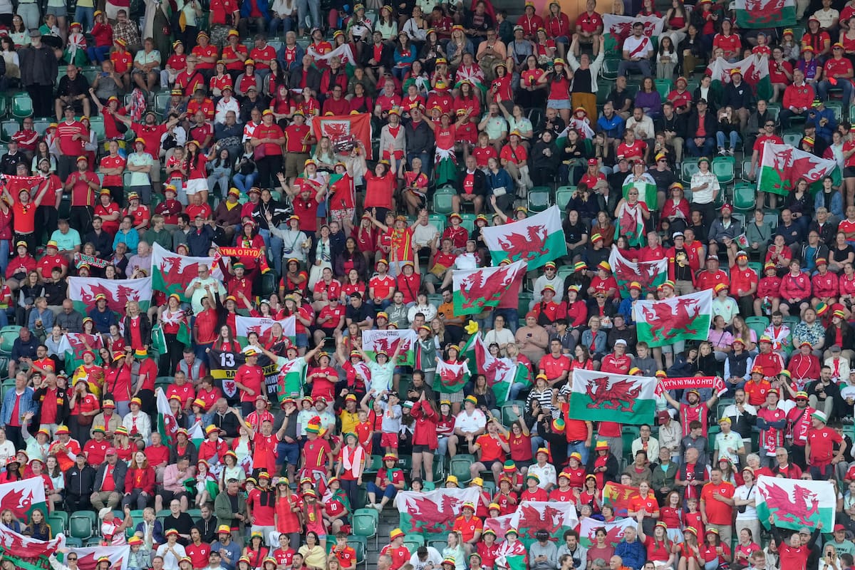 Aficionados de Gales animan antes del partido de fútbol de la Eurocopa 2025. //Foto, AP: Martin Meissner