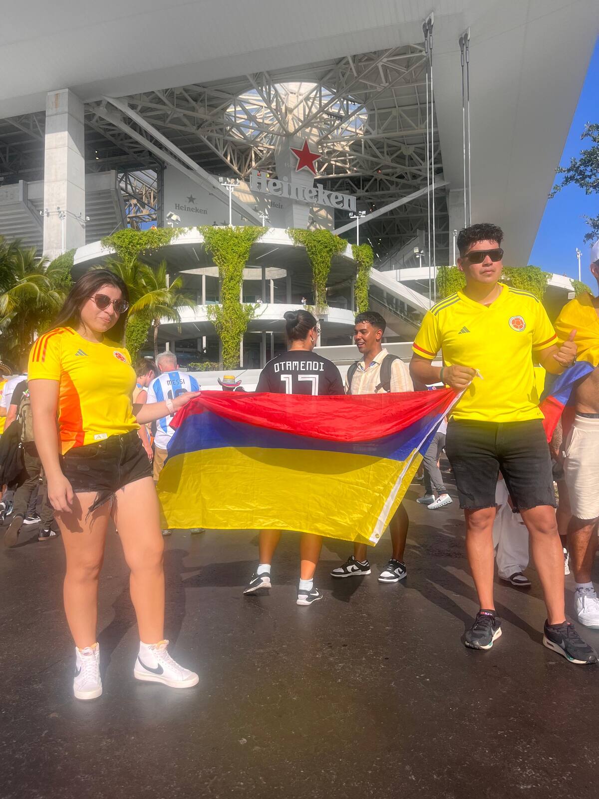 Hinchas de la Selección Colombia a las afueras del Hard Rock Estadium, en Miami, Estados Unidos. //Carlos Caballero Villa
