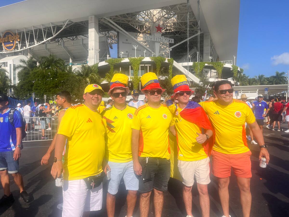 Hinchas de la Selección Colombia a la afueras del Hard Rock Stadium en Miami, Estados Unidos. //Carlos Caballero Villa