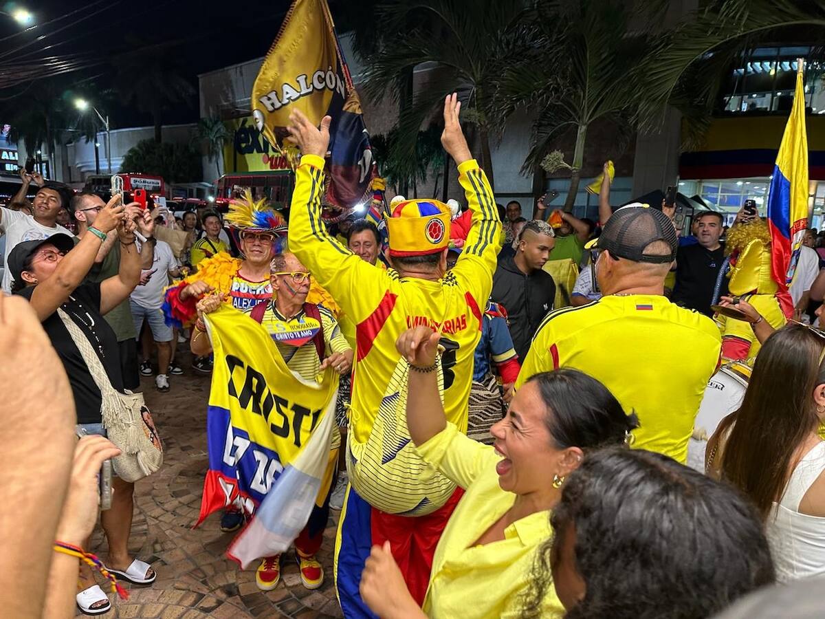 Propios y extraño se unen en Barranquilla parta darle apoyo a la Selección Colombia.