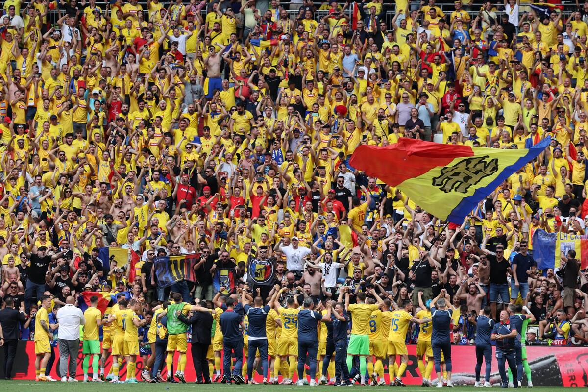 Los jugadores de Rumanía celebran con sus seguidores tras ganar el partido de fútbol del Grupo E de la UEFA EURO 2024 entre Rumanía y Ucrania, en Munich, Alemania, el 17 de junio de 2024. //EFE
