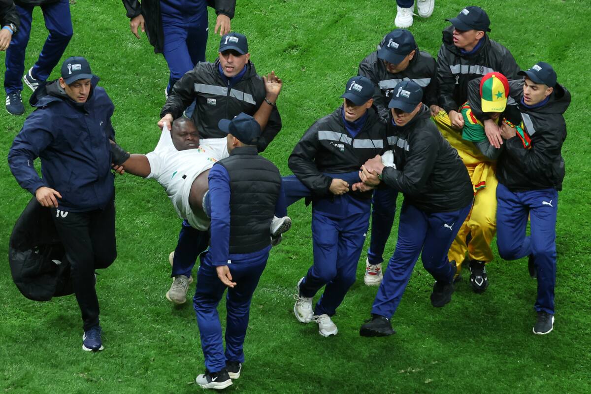 Hinchas protagonizaron penosos momentos en la final de la Copa África. //Foto, AP: (AP Photo/Youssef Loulidi)