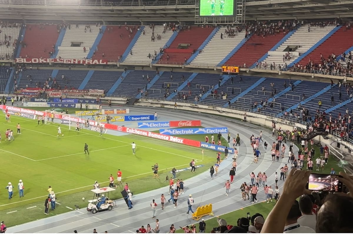 Ingresa el público a la cancha y detienen el partido de Junior-Bucaramanga