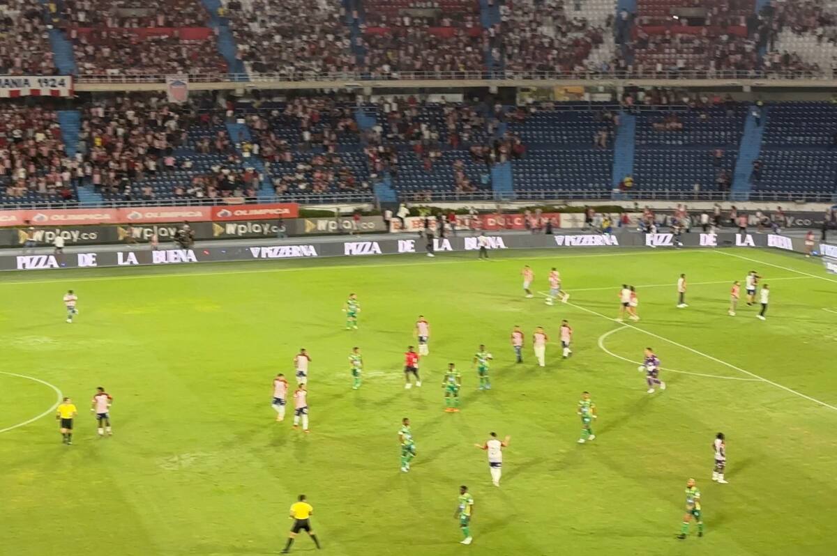 Varios hinchas ingresaron a la cancha del Estadio Metropolitano Roberto Meléndez y detienen el juego entre Junior y Bucaramanga.