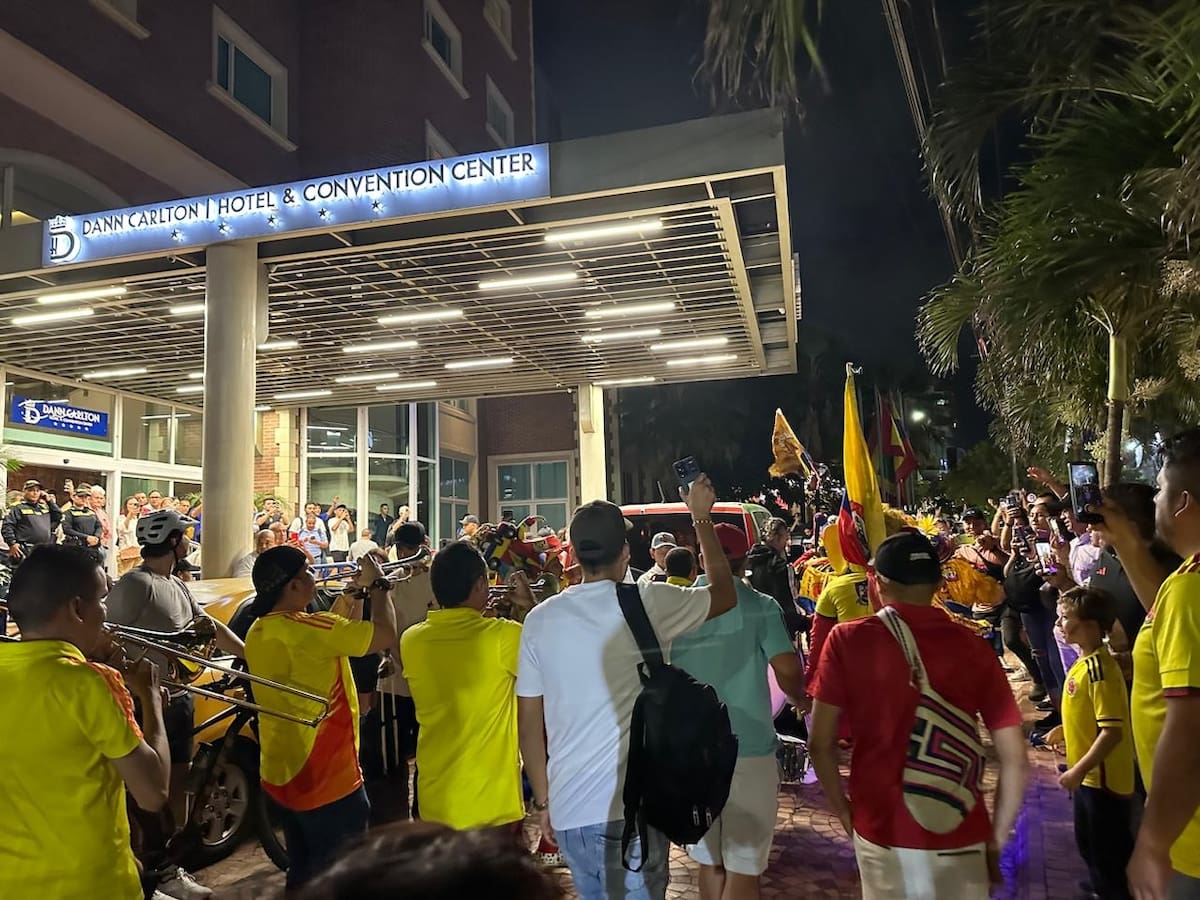 Muchos aficionados y seguidores de la Selección Colombia visitan constantemente el hotel donde está alojada la Selección Colombia.