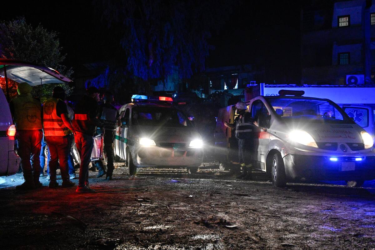 Miembros de un equipo de emergencia cerca del Hospital Universitario Rafic Hariri tras los ataques aéreos israelíes en el distrito Jnah de Beirut. //EFE