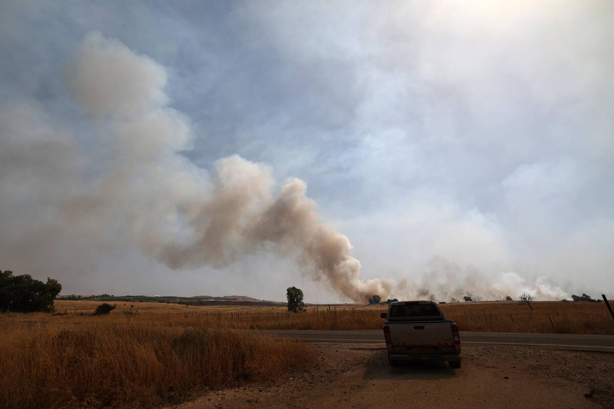 El humo provocado por un incendio se eleva en el cielo, tras los ataques desde el Líbano, cerca de Qela Alon, en los Altos del Golán anexados por Israel. //EFE