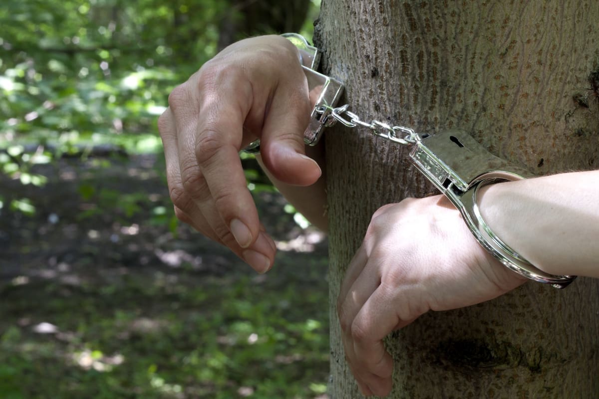 Video: acusan de infiel a un hombre y lo amarran a un árbol