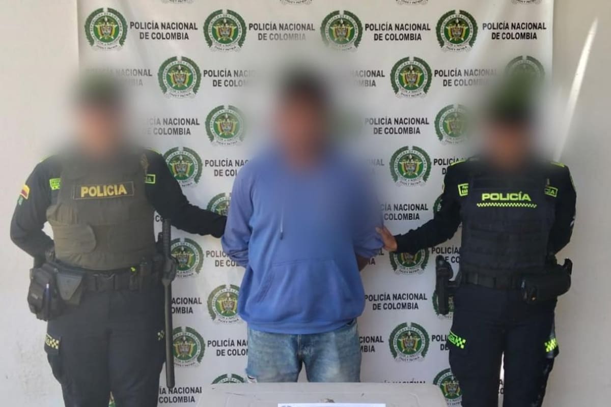 ¡Insólito! Lo capturaron por atacar con un machete a su hijo y pareja en una riña