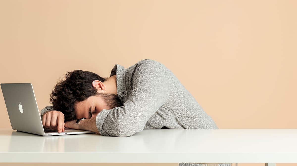 La posición en la que trabajas y los equipos que usas pueden afectar tu salud. // 123RF