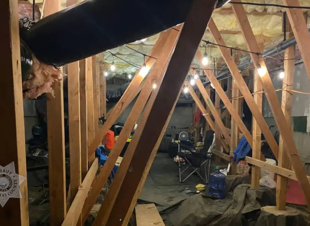 Hombre construyó una “casa” clandestina en el espacio de gateo de un edificio en Oregón. // tomada de X