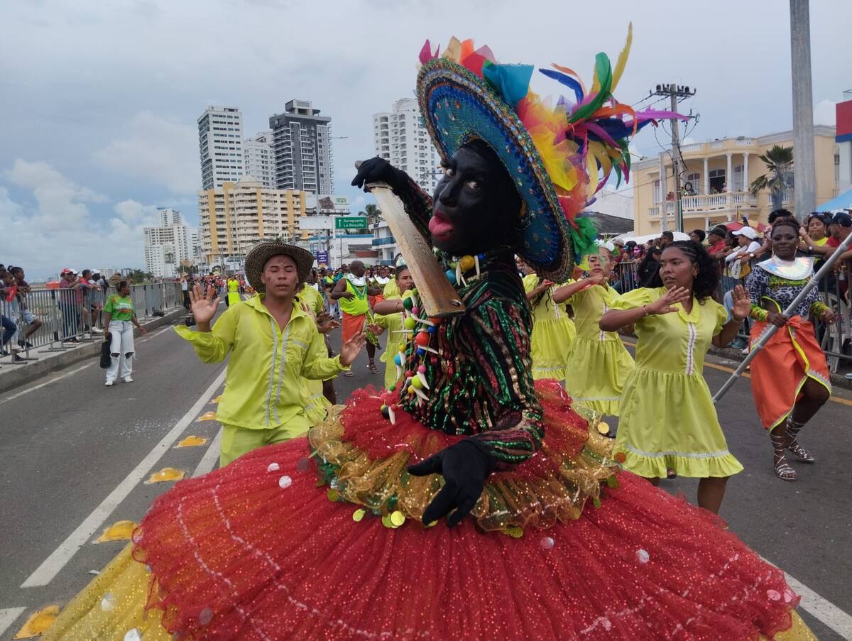 Hombre disfrazado y bailando en Desfile de la Independencia de Cartagena 2024. // Foto: Óscar Díaz - El Universal