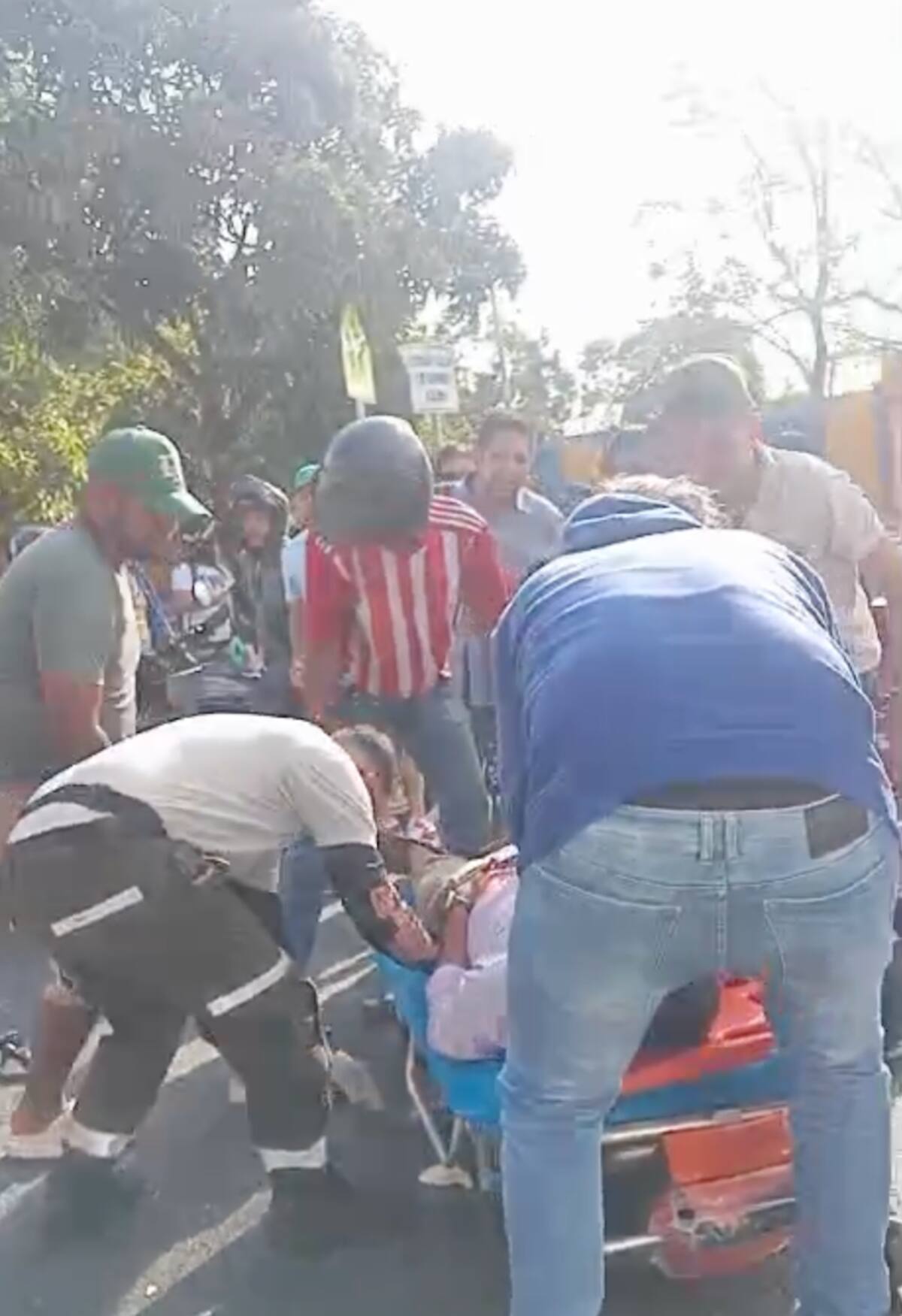 Otro hombre resultó herido durante accidente en el que una motocicleta arrollo a un peatón en la Calle 30, en inmediaciones del Colegio Caldas de Soledad.//Cortesía Red de Cooperantes.