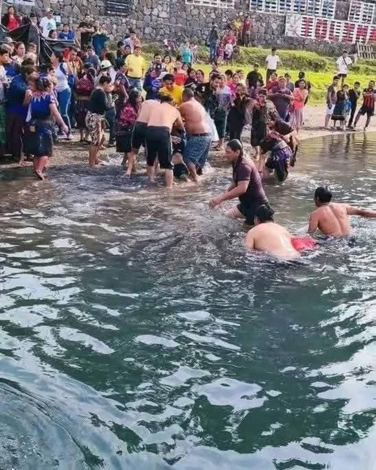 Hombre murió ahogado en un bautismo evangélico en Guatemala. La víctima fue identificada como Miguel Sut, de 45 años. // Foto: tomada de X.