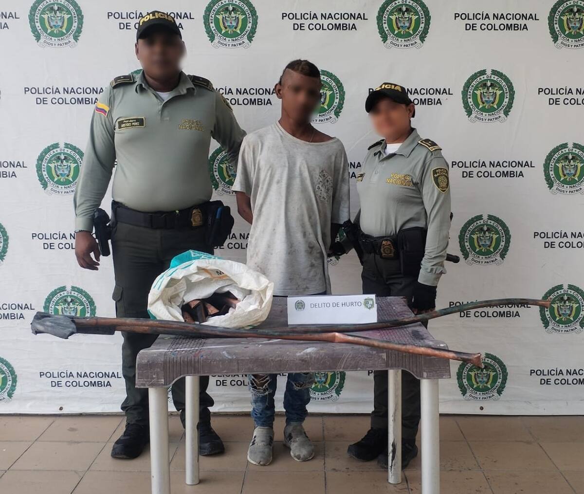 El hombre fue capturado por robar tubos de cobre en una obra de construcción. //cortesía
