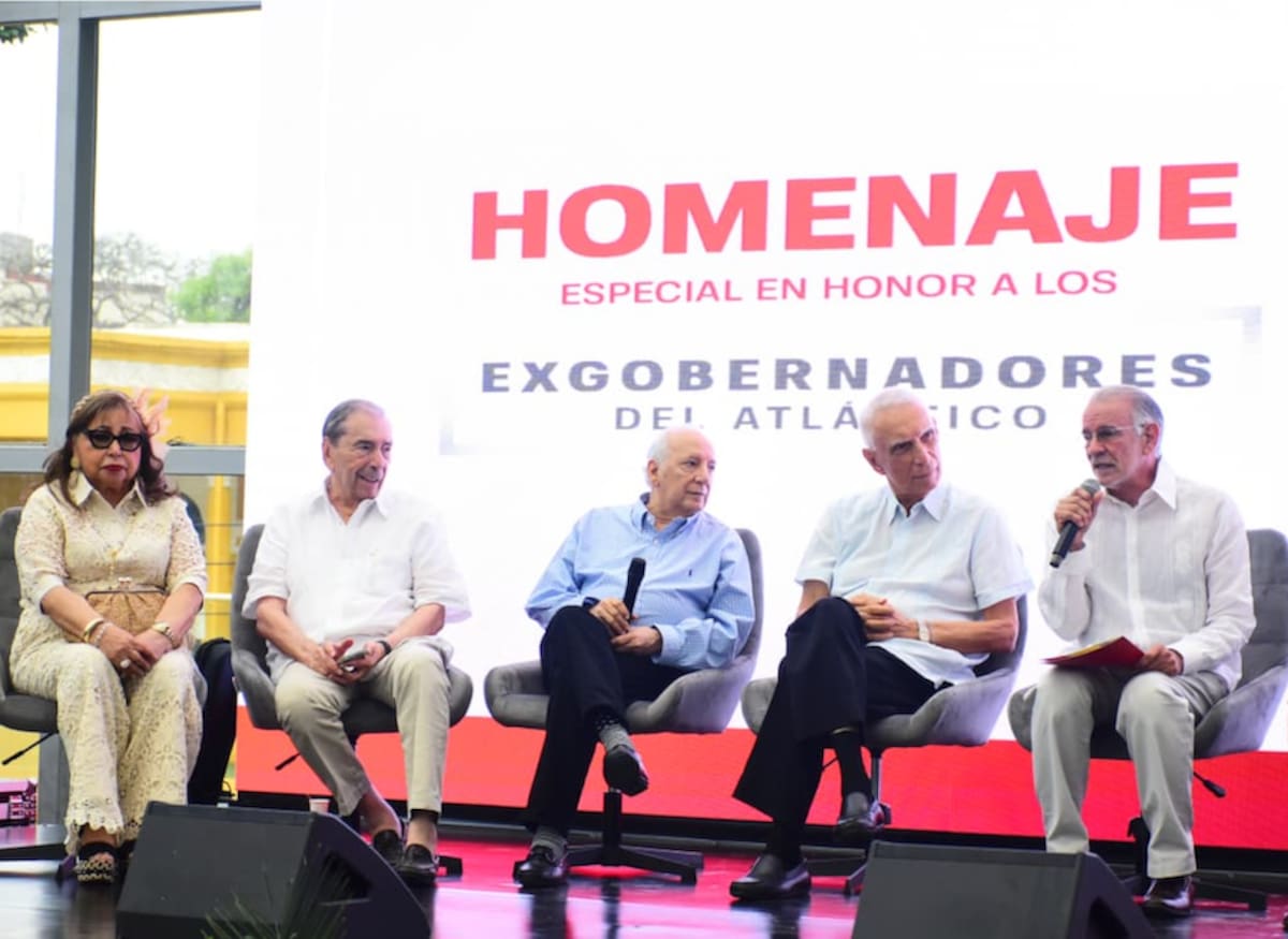 Los exgobernadores del Atlántico Blanca Franco de Castro, Fuad Char Abdala, Edgardo Sales Sales y Ventura Díaz Mejía, junto al actual gobernador, Eduardo Verano De La Rosa//Cortesía Gobernación del Atlántico.