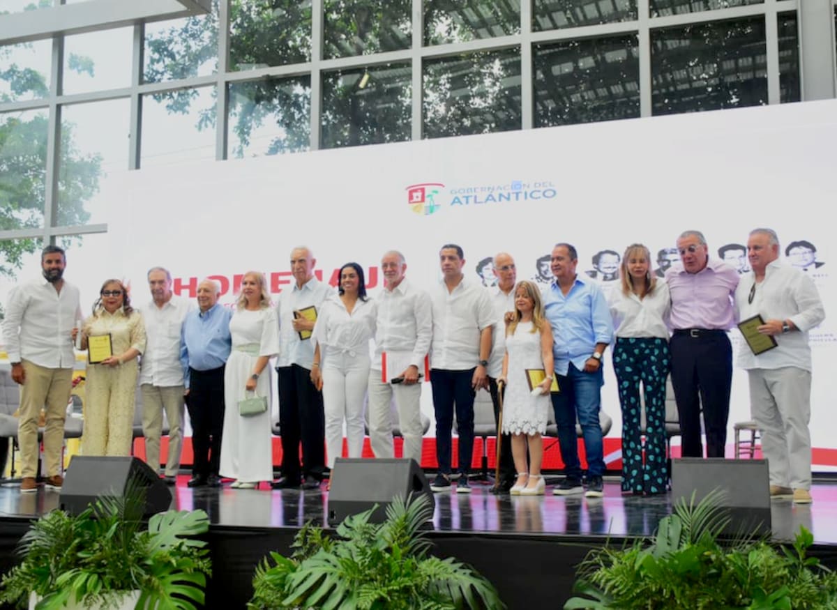 En el Cubo de Cristal de la Plaza de La Paz, en Barranquilla, se destacó la gestión de los exgobernadores del Atlántico: Blanca Franco de Castro, Fuad Char Abdala, Arturo Sarabia Better, Edgardo Sales Sales, Arnold Gómez Mendoza, Gustavo Bell Lemus, Rodolfo Espinosa Meola, Ventura Díaz Mejía, Alejandro Char Chaljub, Carlos Rodado Noriega, José Antonio Segebre Berardinelli y Elsa Noguera de la Espriella.//Cortesía Gobernación del Atlántico.