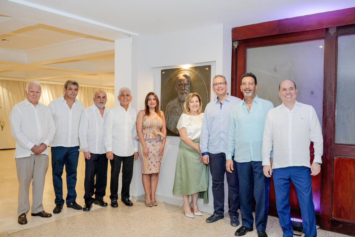 Rafael Núñez: homenajeado en el Club Cartagena con un relieve en bronce