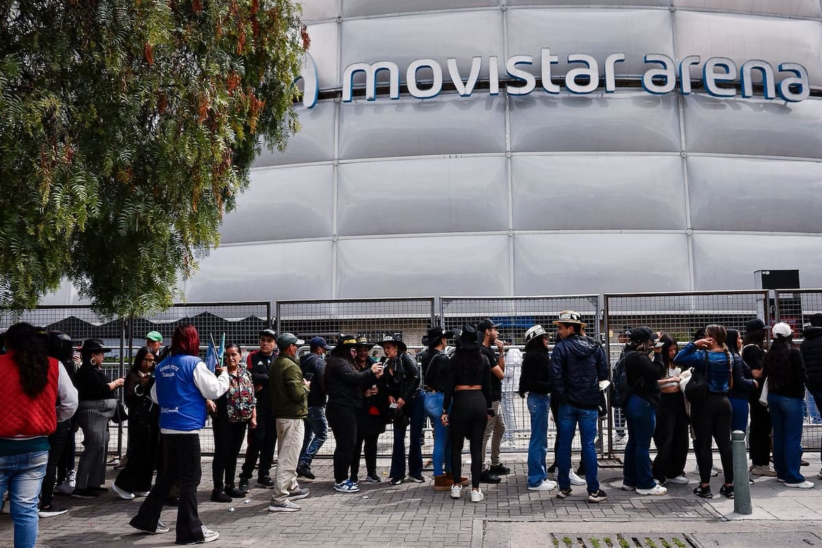 Cientos de personas ingresan al Movistar Arena para rendir homenaje al cantante Yeison Jiménez y a su equipo de trabajo, fallecidos en un accidente aéreo en Paipa, Boyacá. // Foto: Colprensa - Cristian Bayona
