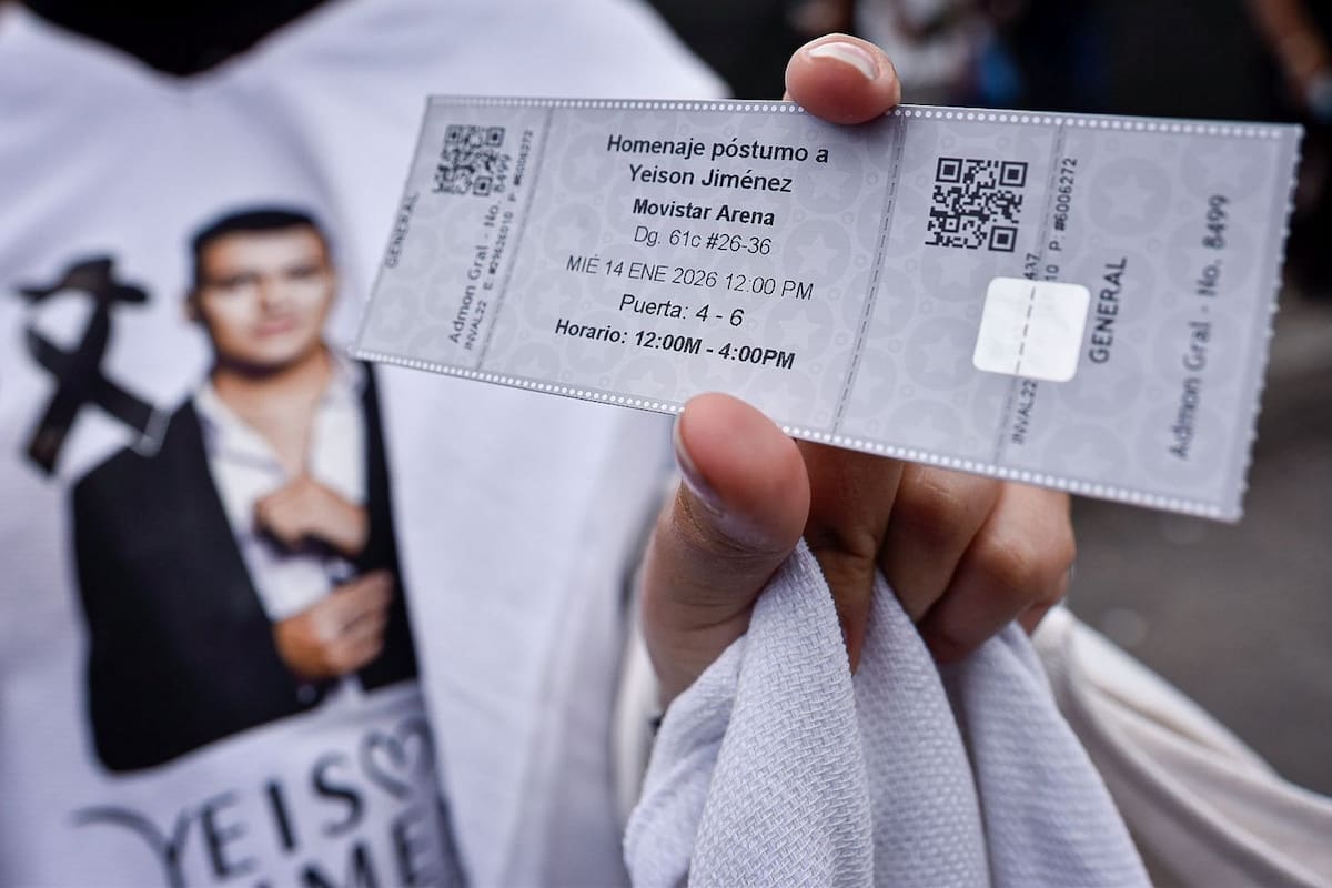 El ingreso al Movistar Arena tiene algunas restricciones para garantizar la seguridad de los asistentes durante el homenaje a Yeison Jiménez. // Foto: Colprensa - Cristian Bayona