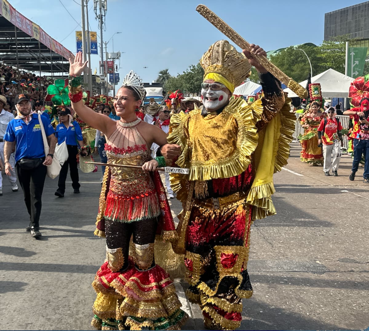 La reina del Carnaval de Barranquilla Michelle Char Fernández, desfiló al lado del Rey Momo Adolfo Maury Cabrera durante la Gran parada de Tradición.//Juan M. Cantillo-El Universal.