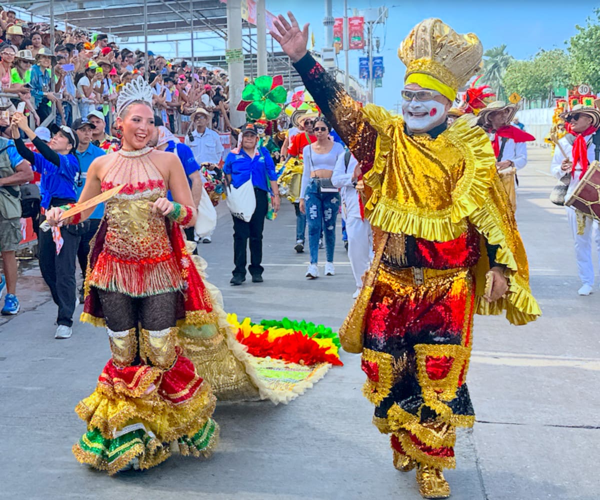Michelle Char Fernández, y Adolfo Maury Cabrera, reyes del Carnaval de Barranquilla desfilaron juntos en la Gran Parada de Tradición.//Juan M. Cantillo-El Universal.