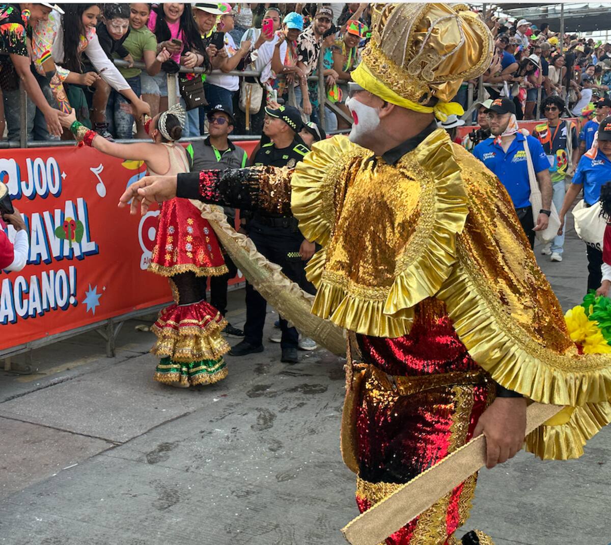 La reina del Carnaval de Barranquilla Michelle Char Fernández, yl Rey Momo Adolfo Maury Cabrera desfilaron juntos en la Gran Parada de Tradición.//Juan M. Cantillo-El Universal.