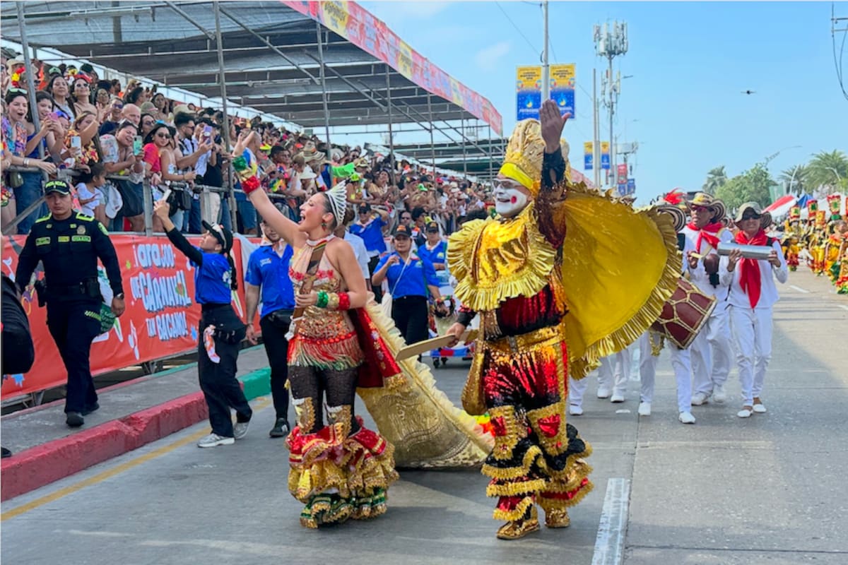 La reina Michelle Char rindió homenaje al Rey Momo en la Parada de Tradición