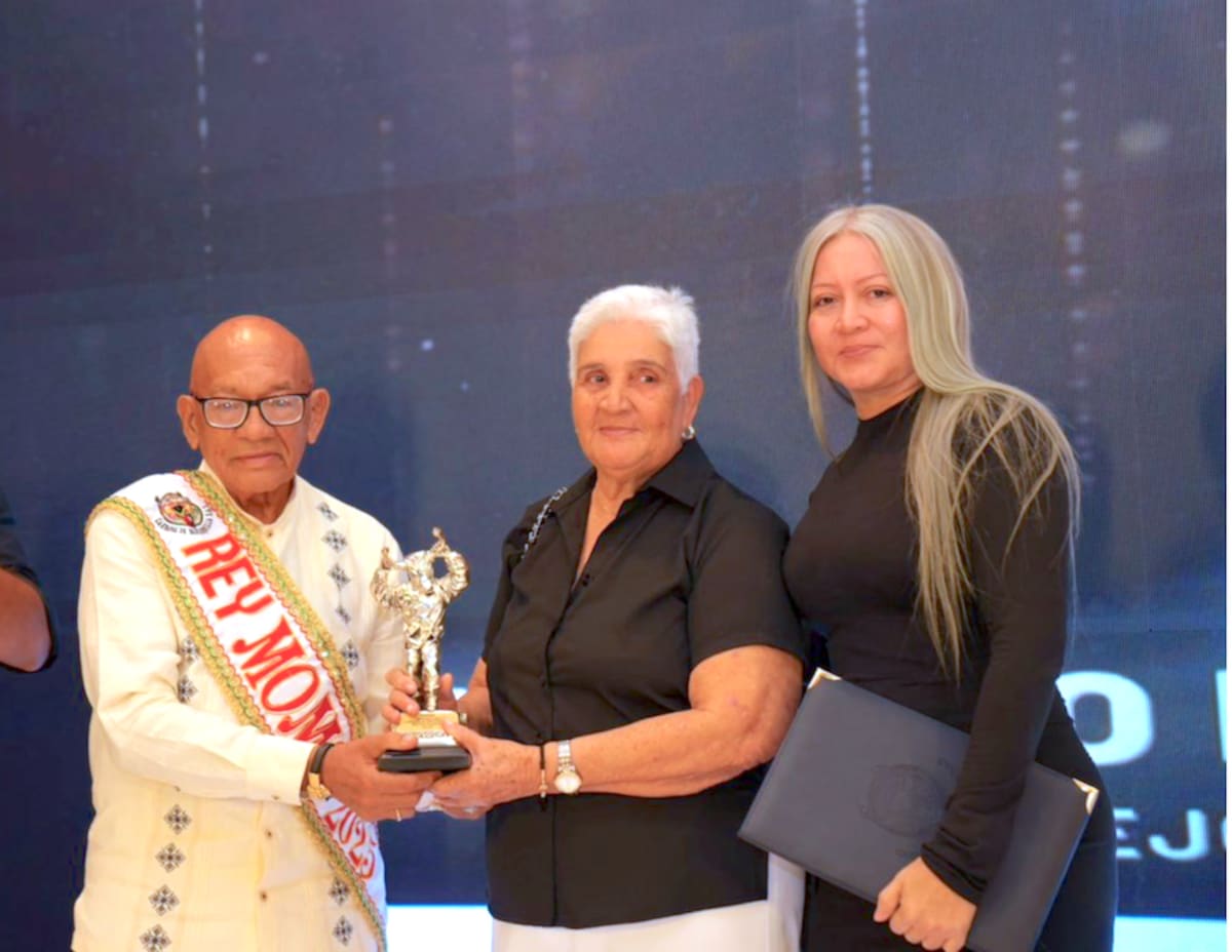 Carnaval rindió un homenaje póstumo a Lisbeth Díaz Flórez, periodista y coordinadora del premio, el cual fue entregado a sus familiares.//Cortesía.