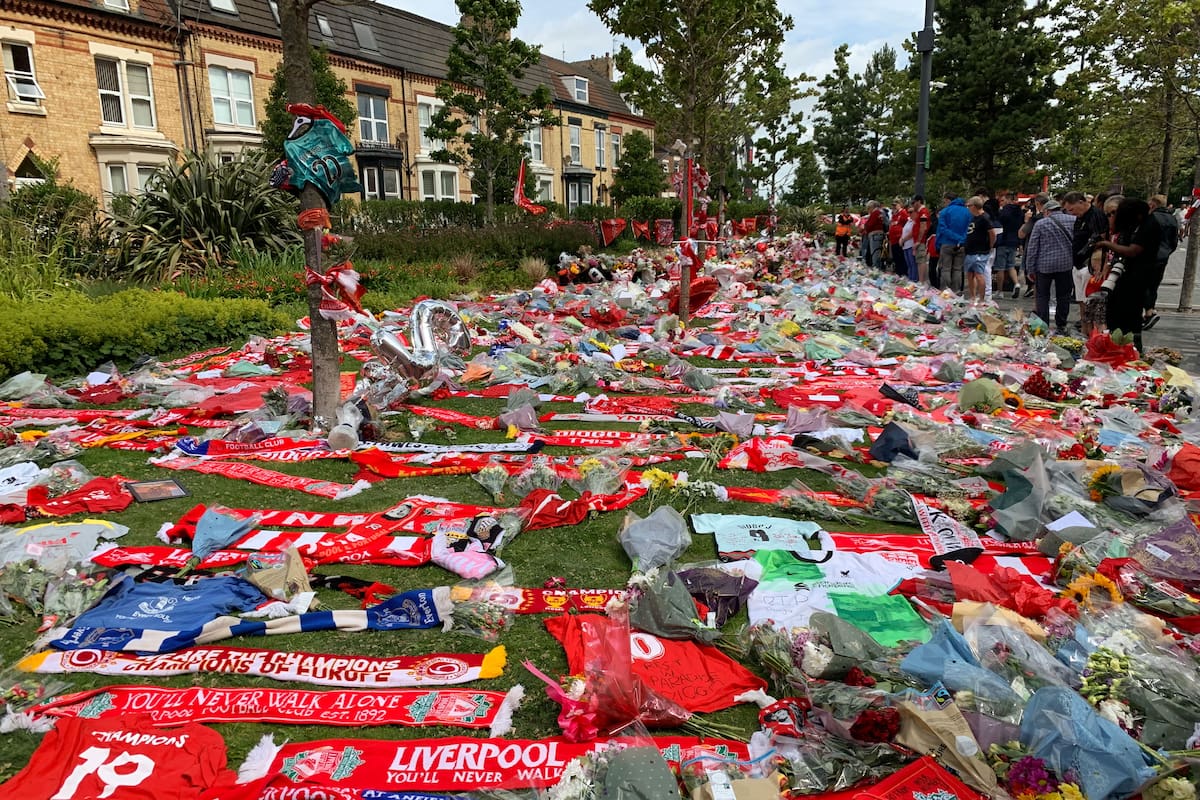 Los aledaños de Anfield se convierten en un altar improvisado de aficionados del Liverpool donde lloran la muerte de Diogo Jota. //Foto, EFE: Miguel Salvatierra